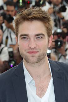 El actor brit&aacute;nico Robert Pattinson poses durante el photocall de "Cosmopolis", en Cannes