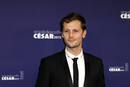 El actor Nicolas Duvauchelle posa ante los fot&oacute;grafos a su llegada.