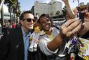 El actor Hank Azaria que da voz en la serie estadounidense al jefe Wiggum posa junto a una fan de Los Simpsons