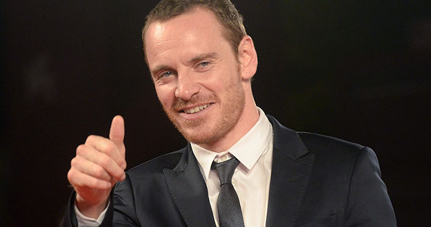El actor irlandés de origen alemán Michael Fassbender saluda al público en el Festival de Cine de Venecia El actor irlandés de origen alemán Michael Fassbender saluda al público en el Festival de Cine de Venecia