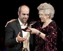 El actor Luis Tosar recoge el premio de manos de Pilar Bard&eacute;m
