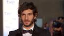 El actor Quim Gutierrez con un traje de Gucci.