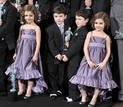 Los actores mellizos Brady y Connor Noon (c) posan junto a Lucy y Josie Gallina (i y d) con el premio a mejor reparto en una serie dram&aacute;tica para televisi&oacute;n por 