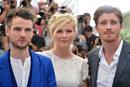 Los actores Tom Sturridge y Garrett Hedlund rodean a Kirsten Dunst en la presentaci&oacute;n de On the road, de Walter Salles.