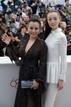 Las actrices chinas Hao Lei y Qi Xi posan en la presentaci&oacute;n de la pel&iacute;cula 