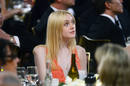 La actriz de 18 a&ntilde;os Dakota Fanning luci&oacute; un vestido de Gucci en uno de los colores de la temporada, el coral.