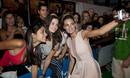La actriz Amaia Salamanca tambi&eacute;n se fotografi&oacute;, c&aacute;mara en mano, con los fans.
