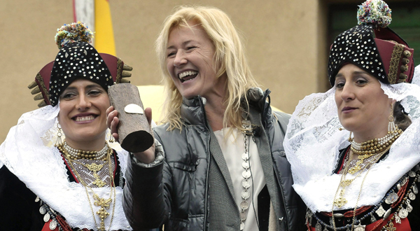 La actriz Ana Duato posa junto a las alcaldesas de Zamarramala (Segovia)