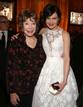 La actriz Elizabeth McGovern junto a la homenajeada.