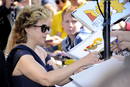 La actriz estadounidense Yeardley Smith (voz de Lisa Simpson) firma aut&oacute;grafos en el Paseo de la Fama