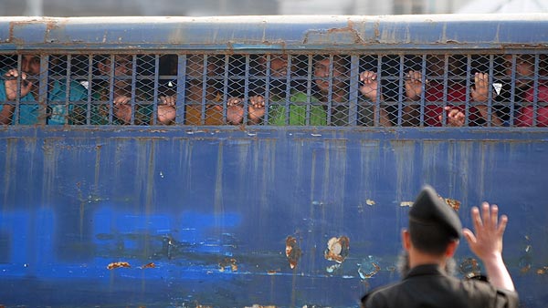 Acusados por el motín de la guardia fronteriza de Bangladesh llegan al juicio en Dacca