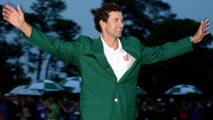 Ir al Video&nbsp;Adam Scott luce su Chaqueta Verde