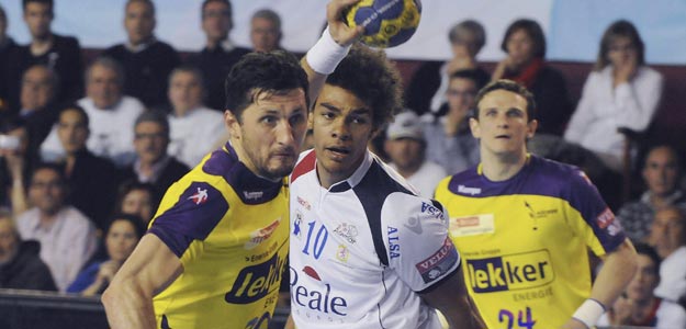 El jugador island&eacute;s del F&uuml;sche Berl&iacute;n Alexander Petersson (i) se dispone a lanzar ante el lateral franc&eacute;s del Reale Ademar Adrien Dipanda
