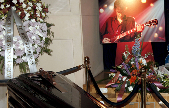 M&uacute;sicos y fans despiden a Antonio Vega entre guitarras