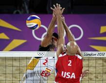 Adrián Gavira frente a Phil Dalhausser en el choque de vóley-playa entre España y EE.UU. Adrián Gavira frente a Phil Dalhausser en el choque de vóley-playa entre España y EE.UU.