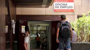 Ver v&iacute;deo  'Los afectados por el retraso de los 400 euros empiezan a cobrar, seg&uacute;n el Ministerio de Empleo'