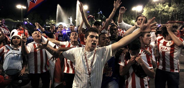 La afición del Atlético de Madrid celebra, esta noche en la madrileña Plaza de Neptuno La afición del Atlético de Madrid celebra, esta noche en la madrileña Plaza de Neptuno