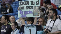Ir al Video&nbsp;La afici&oacute;n, dividida sobre la marcha de Mourinho