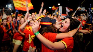 Ver v&iacute;deo  'La afici&oacute;n de Espa&ntilde;a vibr&oacute; en el Bernab&eacute;u con el pase a semifinales'