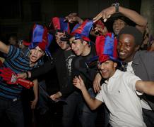 Bufandas, banderas, bocinas y no pod&iacute;an faltar los sombreros para poner la nota de color en la fiesta cul&eacute;.
