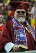 Un aficionado del Atl&eacute;tico de Madrid, caracterizado para la ocasi&oacute;n de jerarca eclesi&aacute;stico.