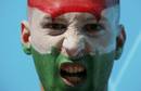 Aficionado del waterpolo anima a Hungr&iacute;a en el partido contra Montenegro.