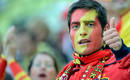 Un aficionado de Espa&ntilde;a con la cara pintada