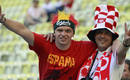 Un aficionado de Espa&ntilde;a junto a otro de Croacia antes del partido