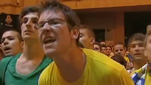 Ver v&iacute;deo  'Aficionados del Villarreal increpan a los jugadores'