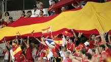 Aficionados despliegan la bandera espa&ntilde;ola en el estadio Tivoli Neu.