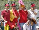 Aficionados espa&ntilde;oles apoyan a su compatriota Rafael Nadal durante la final del torneo de Roland Garros que disput&oacute; contra el tenista suizo Roger Federer en Par&iacute;s.