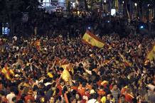 AFICIONADOS ESPAÑOLES CELEBRAN LA VICTORIA EN LA EUROCOPA 2012 AFICIONADOS ESPAÑOLES CELEBRAN LA VICTORIA EN LA EUROCOPA 2012