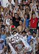 Aficionados madridistas hacen la ola momentos antes de comenzar la presentaci&oacute;n.