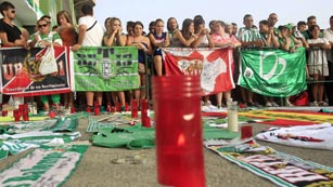 Ver v&iacute;deo  'Los aficionados sevillanos homenajean a Miki Roqu&eacute;'