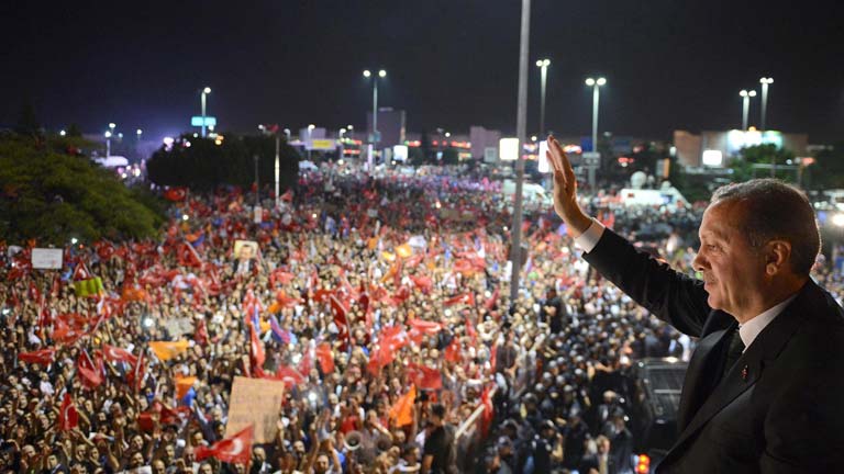 Turquía acoge dividida y en relativa calma el discurso inflexible de Erdogan
