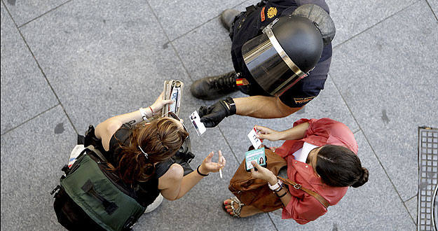 Un agente de Polic&iacute;a requiere la documentaci&oacute;n a dos mujeres en un acceso a la Puerta del Sol de Madrid