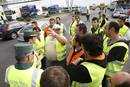 Agentes de la Agrupaci&oacute;n de Tr&aacute;fico de la Guardia Civil y camioneros en la A-1, en Madrid.