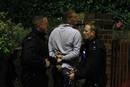 Dos agentes detienen a un joven en Eltham, al sur de Londres, despu&eacute;s de que un grupo de personas lanzara botellas a la polic&iacute;a.