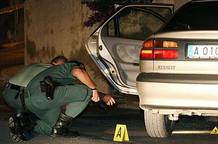 Agentes de la Guardia Civil buscan indicios en el coche donde fue tiroteado el alcalde de Polop, Alejandro Ponsada Agentes de la Guardia Civil buscan indicios en el coche donde fue tiroteado el alcalde de Polop, Alejandro Ponsada
