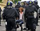 Los agentes de polic&iacute;a antidisturbios arrastrar a un hombre por una calle de Hackney, al este de Londres.