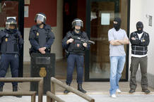 Agentes de la Policía Nacional vigilan la entrada a la sede del sindicato LAB de San Sebastián, donde al menos ocho personas han sido detenidas acusadas de formar la nueva dirección de la izquierda abertzale. Agentes de la Policía Nacional vigilan la entrada a la sede del sindicato LAB de San Sebastián, donde al menos ocho personas han sido detenidas acusadas de formar la nueva dirección de la izquierda abertzale.