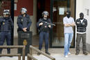 Agentes de la Polic&iacute;a Nacional vigilan la entrada a la sede del sindicato LAB de San Sebasti&aacute;n.