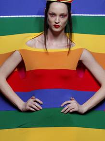 El rojo, blanco, fuscia, rosa, verde, amarillo, azul, naranja son la gran variedad de colores que presenta la dise&ntilde;adora madrile&ntilde;a en esta colecci&oacute;n.