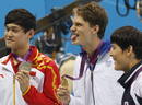 El franc&eacute;s Yannick Agnel, oro en 200 metros libres de nataci&oacute;n, escoltado en el podio por el chino Yang Sun (izquierda) y el coreano Taehwan Park (derecha), que han compartido la plata.