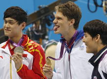 El francés Yannick Agnel, oro en 200 metros libres de natación, escoltado en el podio por el chino Yang Sun (izquierda) y el coreano Taehwan Park (derecha), que han compartido la plata. El francés Yannick Agnel, oro en 200 metros libres de natación, escoltado en el podio por el chino Yang Sun (izquierda) y el coreano Taehwan Park (derecha), que han compartido la plata.