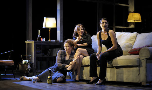 'Agosto' , la obra de Tracy Letts que pone en escena Gerardo Vera en el Centro Dramático Nacional. En la imagen, las actrices Carmen Machí y Alicia Borrachero, junto a Clara Sanchís, que compagina su trabajo en la escena con la presentación del prgra 'Agosto' , la obra de Tracy Letts que pone en escena Gerardo Vera en el Centro Dramático Nacional. En la imagen, las actrices Carmen Machí y Alicia Borrachero, junto a Clara Sanchís, que compagina su trabajo en la escena con la presentación del prgra