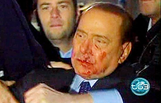 Agresi&oacute;n a Silvio Berlusconi en un mitin