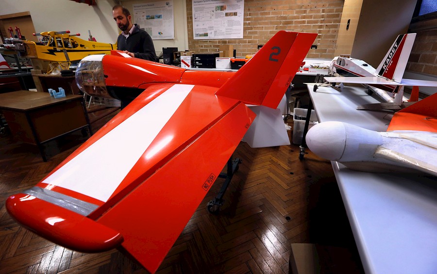 Agricultores ayudados por drones