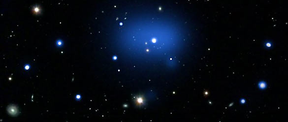 La agrupación de galaxias, conocida como JKCS041, bate el anterior record de distancia en alrededor de mil millones de años luz. La agrupación de galaxias, conocida como JKCS041, bate el anterior record de distancia en alrededor de mil millones de años luz.