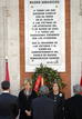AGUIRRE Y BOTELLA HOMENAJEAN A LAS V&Iacute;CTIMAS DEL 11-M CON UNA CORONA DE LAUREL